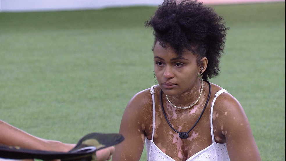 Natália chora depois de ser ignorada por Eliezer