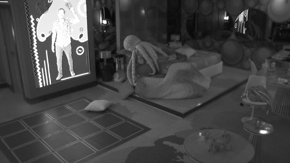 Vestido de polvo, Eliezer cai da cama e reclama: 'Como vou dormir com isso?