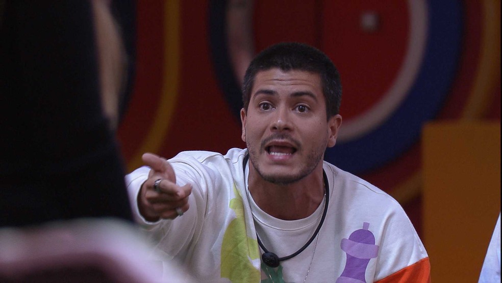 Arthur alfineta Laís após ser chamado de manipulador: 'você se transforma no ao vivo'