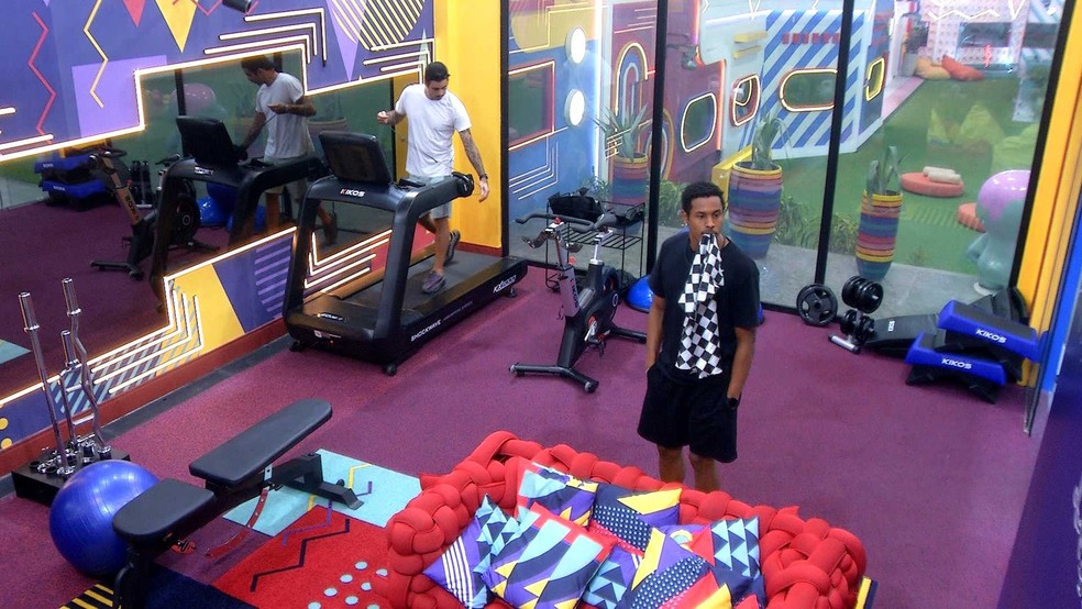 Após discutir com Arthur, Scooby se desentende com PA no BBB22