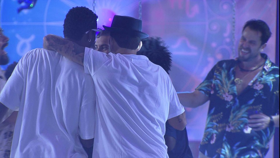 Douglas se declara para brothers e Laís distorce conversa; vídeo