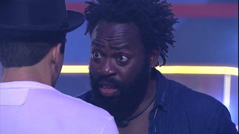 Vídeo: Douglas 'rasga' elogios à Natália: 'só sai se o Brasil for burro'