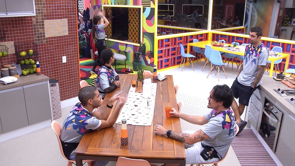 Eliezer toma 'azulzinho' e vira chacota entre brothers