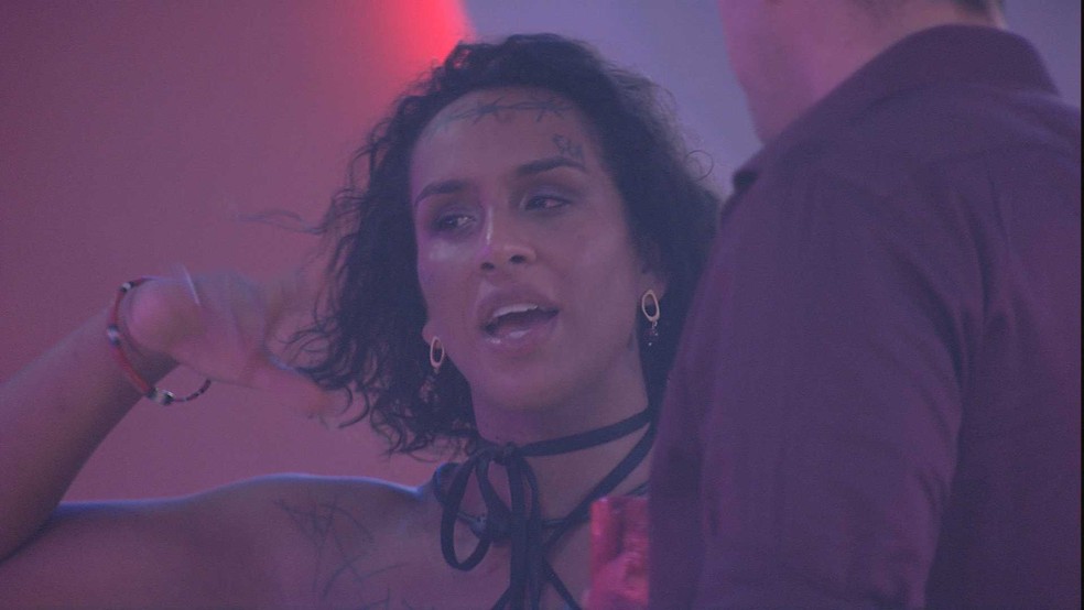 Lina lamenta ciúmes de Natália e afirma que vai se afastar de Jessi 