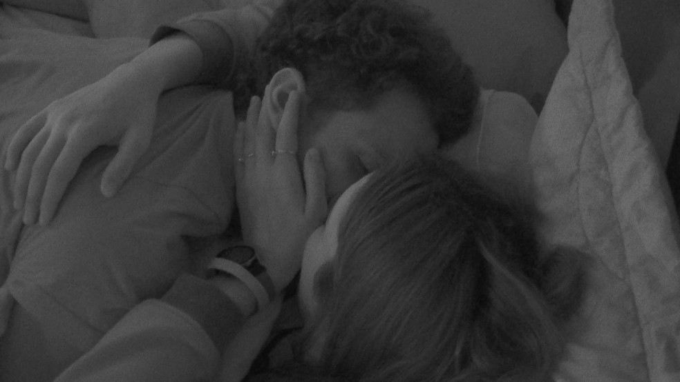 Lucas e Eslovênia trocam beijos e curtem noite no quarto do líder no BBB22