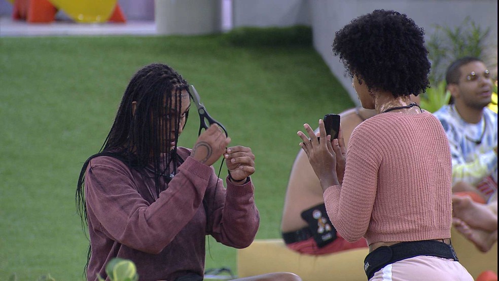 Linn da Quebrada tira tranças no BBB22