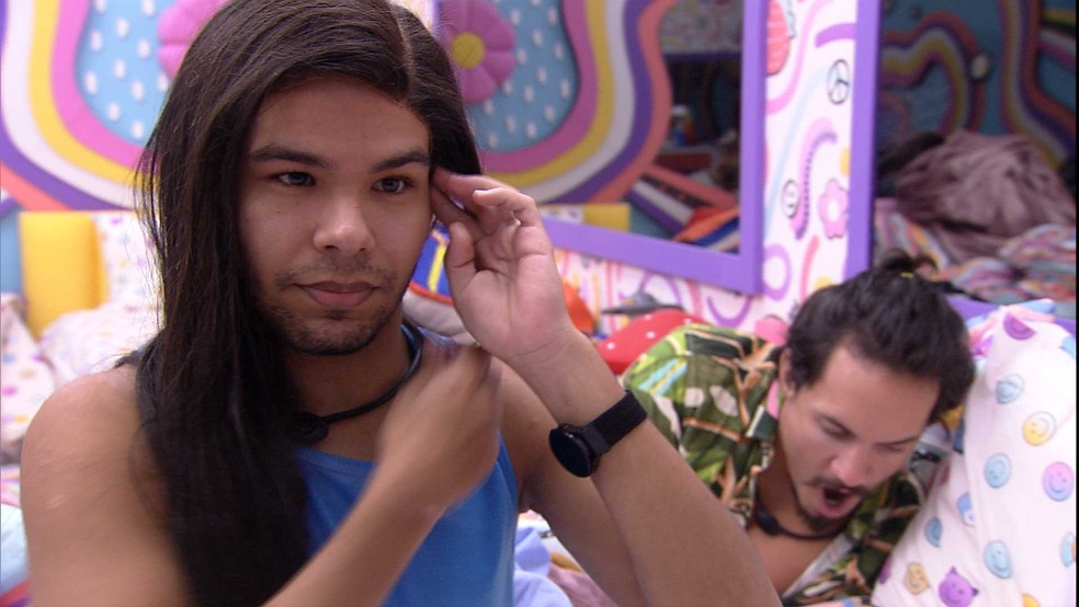 De cabelos compridos, Vyni enquadra Eliezer: 'Se apaixonaria por mim?'