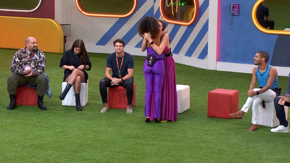 Brunna entrega colar de aliada a Eslovênia e choca web: 'nenhuma interação'