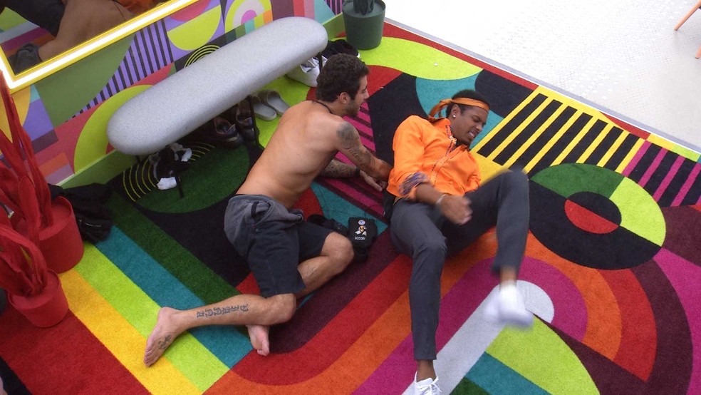 PA cai e Scooby se joga no chão com brother: 'Pênalti, Canelada'