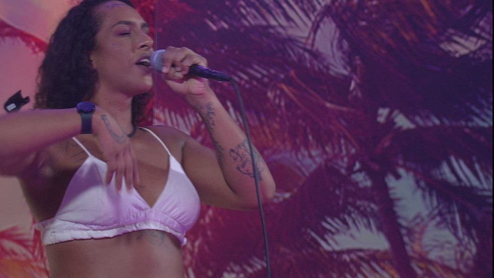 Lina solta a voz e canta música de sua autoria: 'Estou passada!'