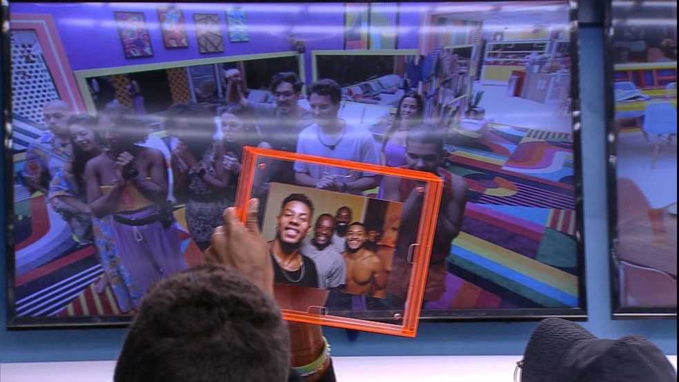 Paulo André estreia quarto do líder e Larissa reage: 'vou virar cunhada do PA'