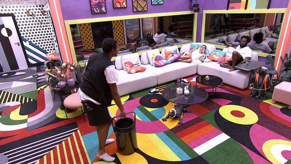 Brothers recebem cooler e festejam na véspera da grande final do BBB22