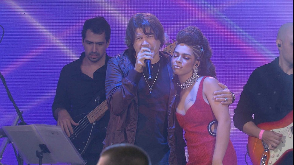 Maria divide palco com Paulo Ricardo na grande final do BBB22