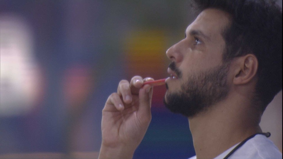 Após prova do líder, Rodrigo 'acampa' ao lado de Big Fone; veja vídeo