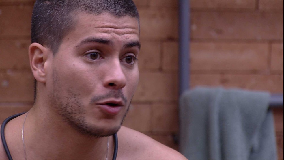 Arthur recita música que fez para Maíra Cardi  durante conversa com DG