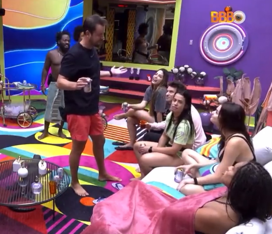 BBB22: Antes da festa, Gustavo e Eslovênia têm climão