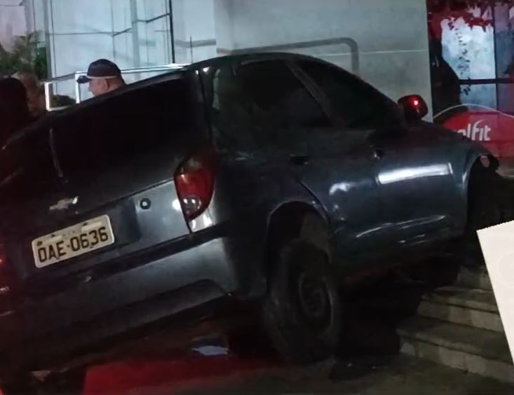 Carro desgovernado invade entrada do Manaus Plaza Shopping