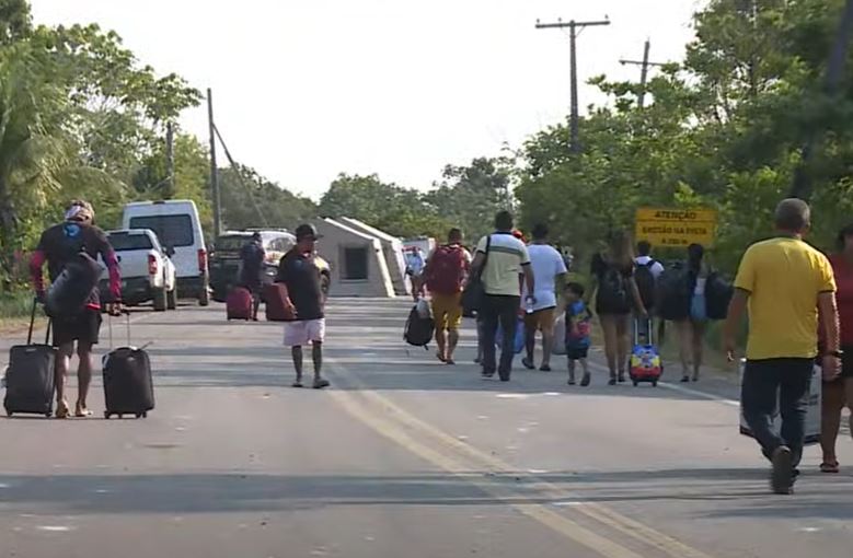 Isolados, moradores fazem travessia de barco após desabamento de ponte na BR-319