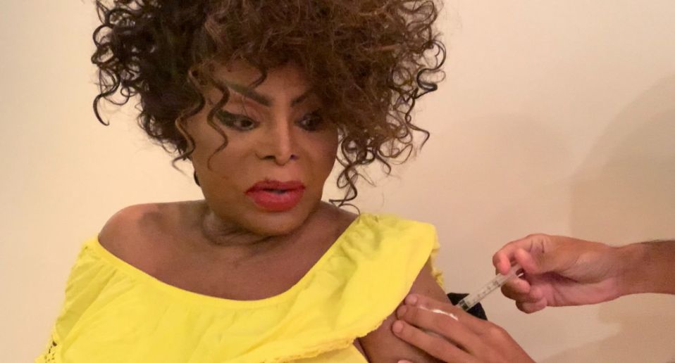 Elza Soares lamenta mortes por Covid-19 ao tomar 2ª dose da vacina