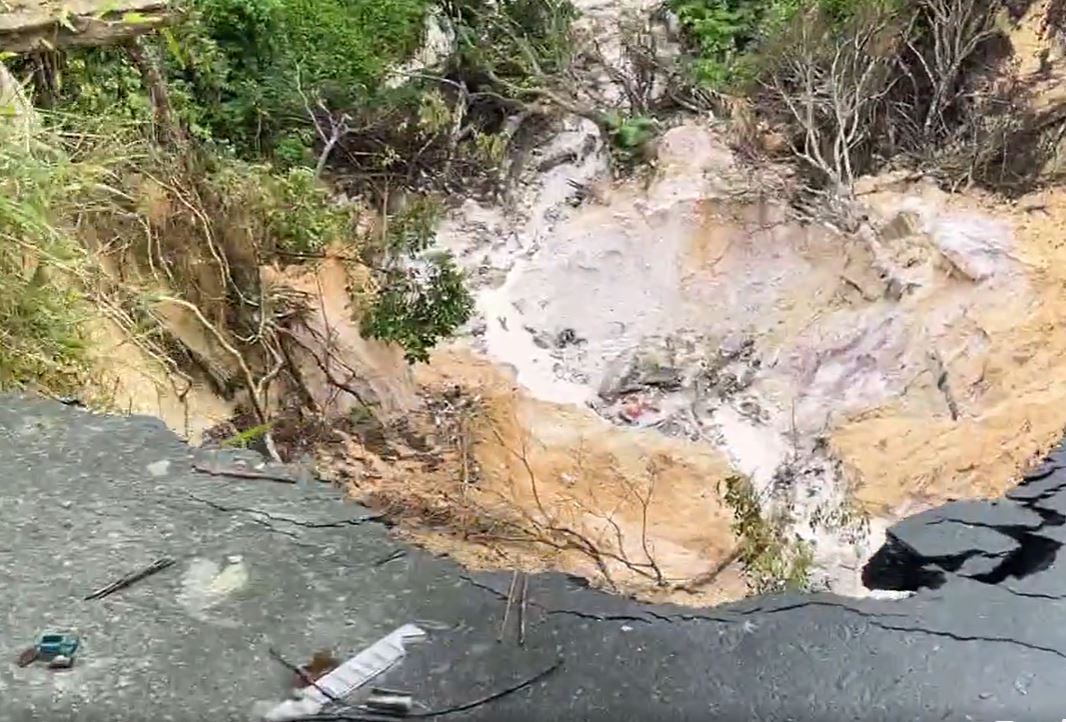 Moradores abandonam casas após barranco desmoronar e engolir pista em Manaus