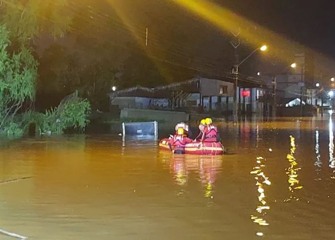 Dois idosos morrem após carro afundar em área alagada durante temporal em SC