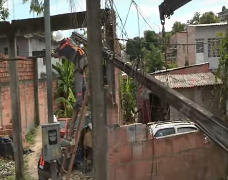 Postes desabam sobre casa ao serem atingidos por árvore durante temporal  em Manaus