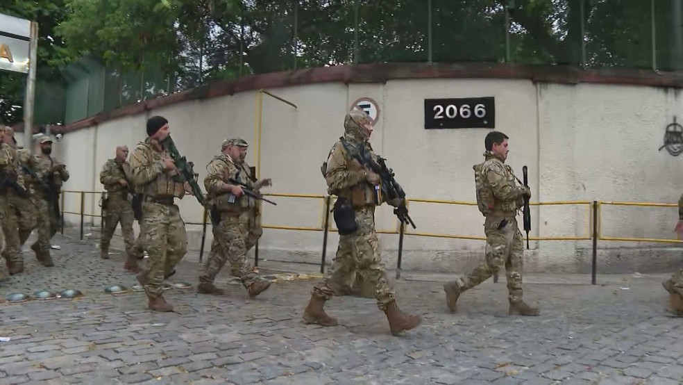 Polícia faz operação para retomar controle do Jacarezinho 