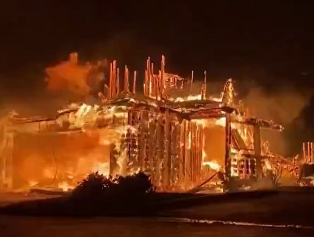 Área da Calçada da Fama é evacuada após fogo avançar em Los Angeles