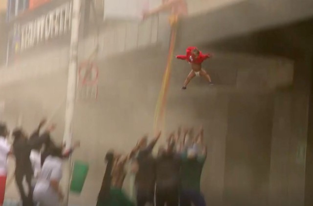 Mãe joga bebê de prédio em chamas