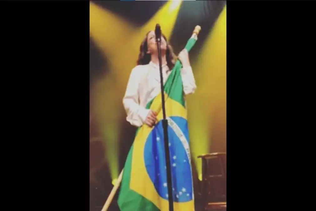 Bebel Gilberto pede desculpas e diz que vídeo em que samba sobre a bandeira foi editado