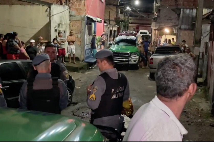 Criminosos invadem beco e matam dupla a tiros em Manaus