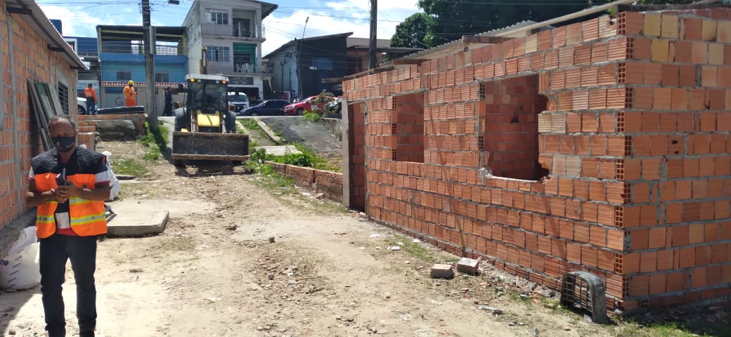 Casa construída na metade de rua é demolida em Manaus