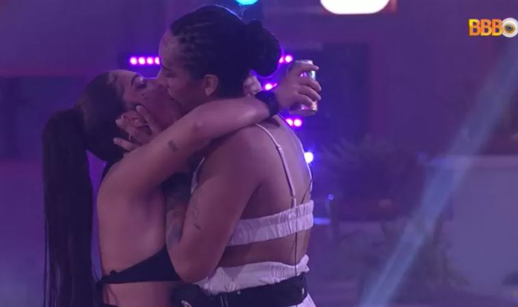 Após DR com Douglas em festa do BBB 22, Linn dá beijão em Maria
