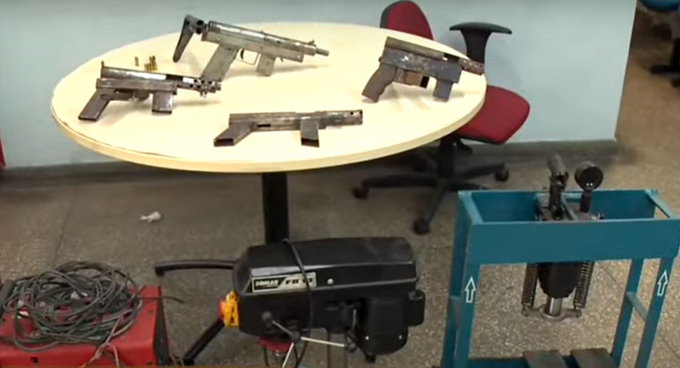 Polícia 'estoura' fábrica clandestina que produzia armas para facções em Manaus