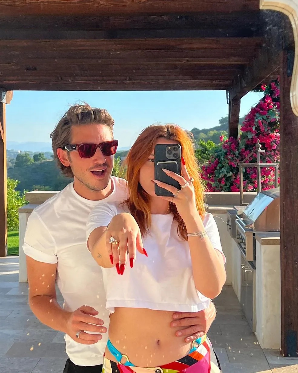Bella Thorne é pedida em casamento e mostra anel com diamante gigantesco