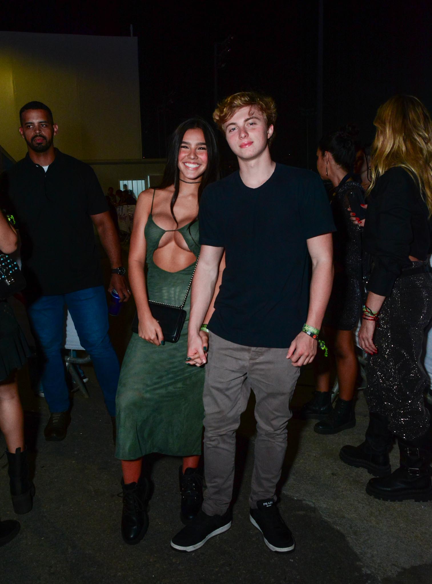 Aos 16, filho de Luciano Huck faz rara aparição com a namorada no Rock in Rio