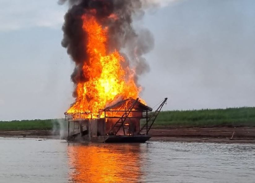 Operação da PF destrói mais de 300 balsas e dragas de garimpo ilegal no Amazonas