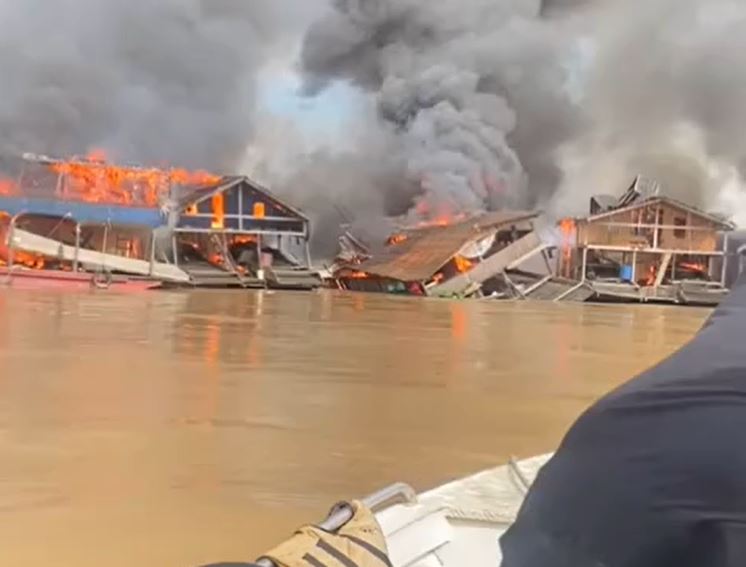 Rodovia AM-230 é bloqueada por garimpeiros após PF destruir 50 balsas em Humaitá