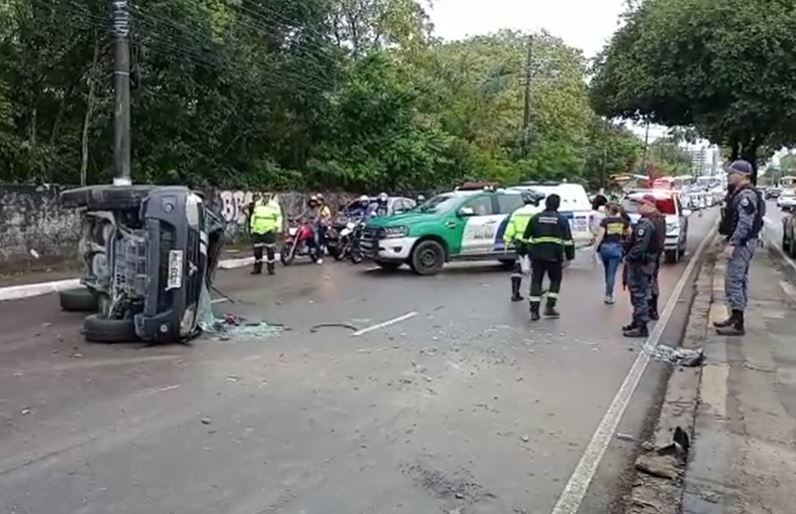 Avenida é bloqueada após acidente com investigador da Polícia Civil em Manaus
