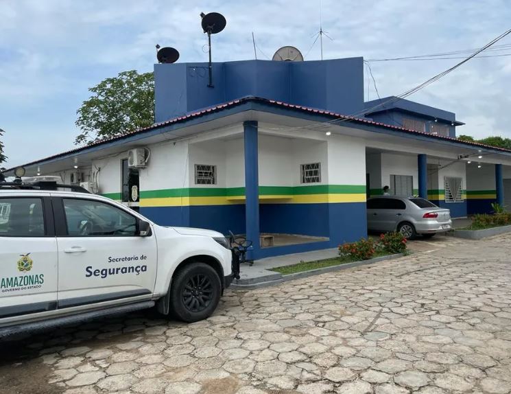 Foragido por estupro é preso após agredir esposa e ameaçar matar família em Coari