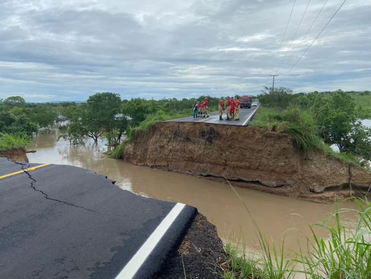 Cratera engole veículos em estrada e vítimas ficam penduradas em árvores 