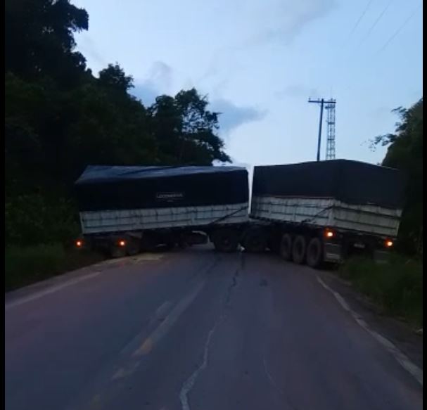 Acidente com carreta bloqueia trecho da BR-174 no Amazonas