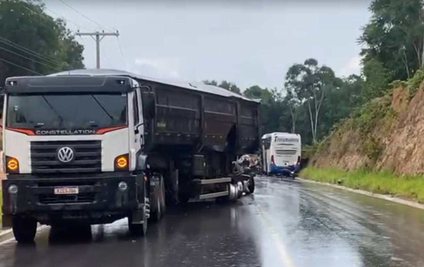 Acidente na AM-010: Motorista de carreta bitrem vai responder por homicídio culposo