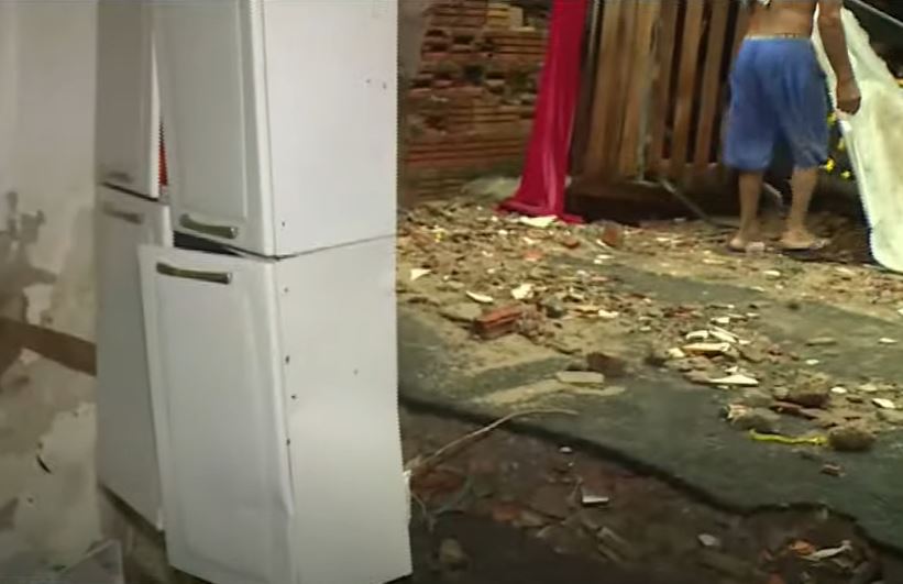 Casa desaba durante chuva torrencial e criança é resgatada por vizinhos em Manaus