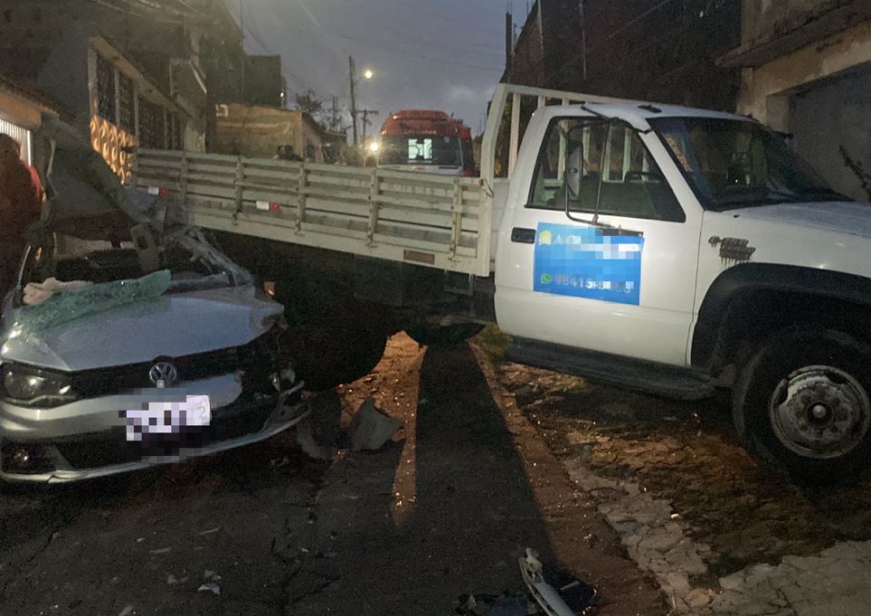 Homem morre e outro fica gravemente ferido em acidente com caminhão em Manaus