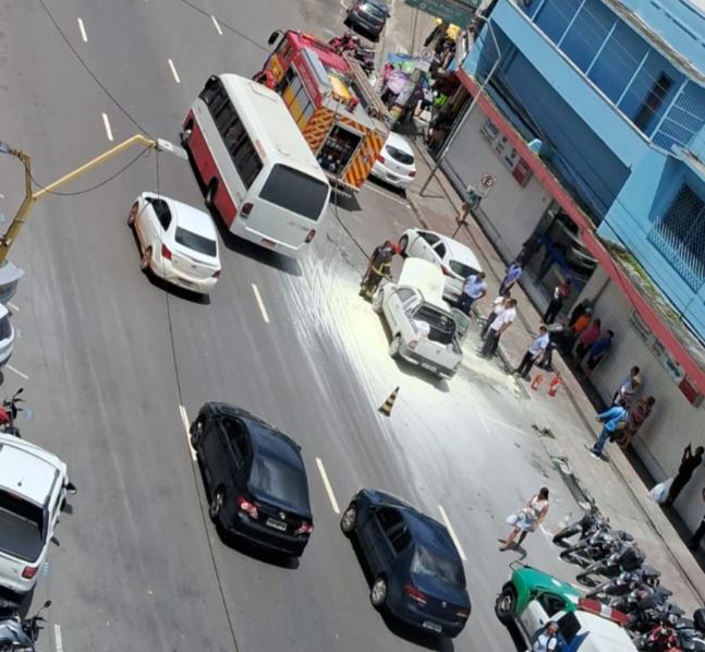 Carro pega fogo no meio da Av. Floriano Peixoto no Centro 