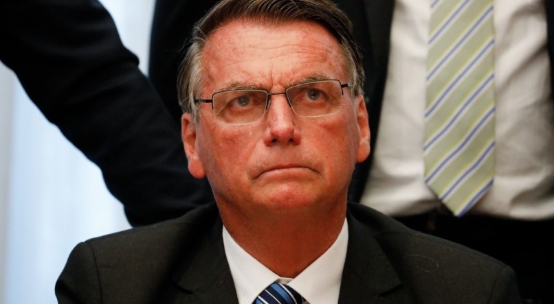 Carlos publica foto da perna de Bolsonaro com erisipela