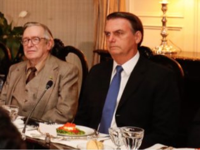 Bolsonaro lamenta morte de Olavo de Carvalho: 'um dos maiores pensadores'