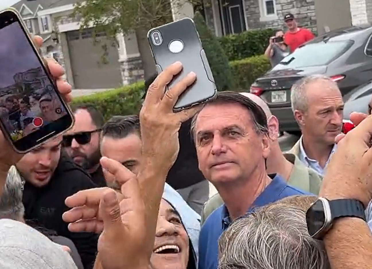 Vídeo: Enquanto Lula toma posse, ex-presidente Bolsonaro atende fãs nos EUA