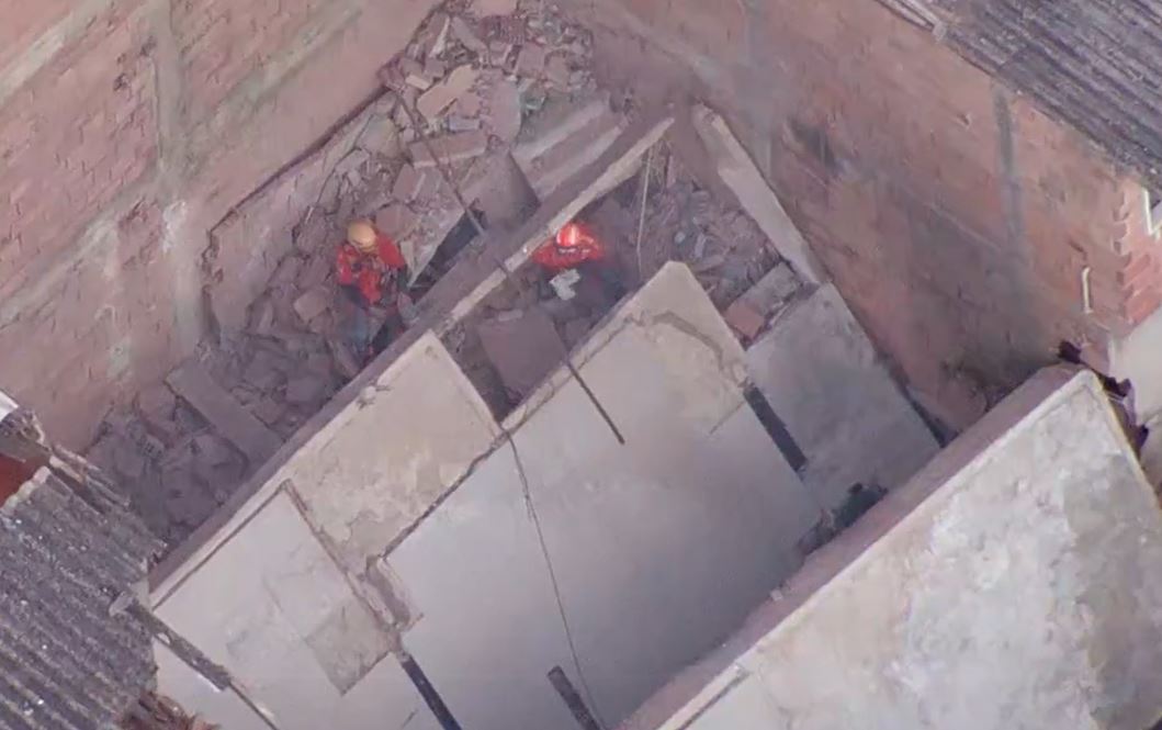Bombeiros procuram bebê e pai desaparecidos sob escombros de prédio no RJ